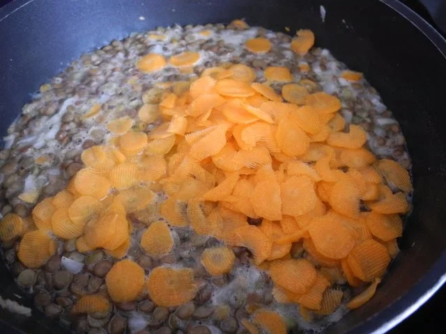 Linsen mit Saitenwürstchen und Bratkartoffeln mit Ei - Rezept - Bild Nr. 8