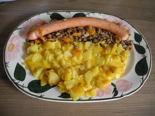 Linsen mit Saitenwürstchen und Bratkartoffeln mit Ei - Rezept