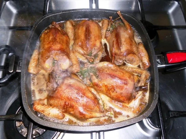 Rezept: "Oma - Friede`s" köstlich, zarter Taubenbraten in Sahnesauce. (Rzpt. um 1939) Bild Nr. 10 "Oma - Friede`s" köstlich, zarter Taubenbraten in Sahnesauce. (Rzpt. um 1939) - Rezept - Bild Nr. 10