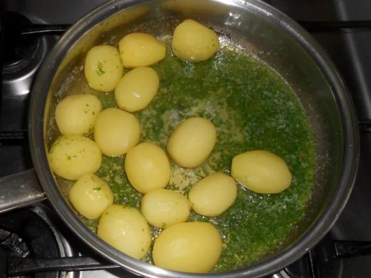 Rezept: "Oma - Friede`s" köstlich, zarter Taubenbraten in Sahnesauce. (Rzpt. um 1939) Bild Nr. 25 "Oma - Friede`s" köstlich, zarter Taubenbraten in Sahnesauce. (Rzpt. um 1939) - Rezept - Bild Nr. 25