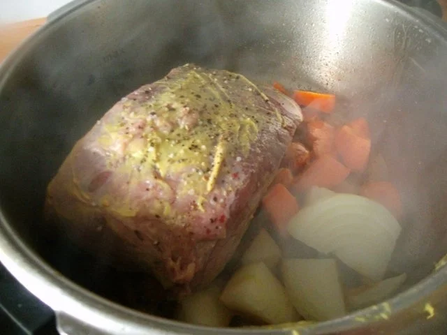 Rinderbraten in Preiselbeersauce und Zwiebelsemmelknödel und Broccoligemüse - Rezept - Bild Nr. 4