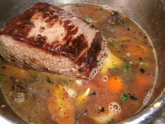 Rinderbraten in Preiselbeersauce und Zwiebelsemmelknödel und Broccoligemüse - Rezept - Bild Nr. 7