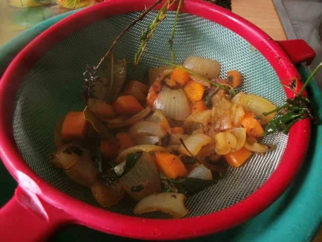 Rinderbraten in Preiselbeersauce und Zwiebelsemmelknödel und Broccoligemüse - Rezept - Bild Nr. 8