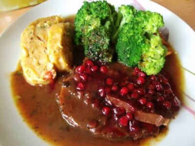Rinderbraten in Preiselbeersauce und Zwiebelsemmelknödel und Broccoligemüse - Rezept