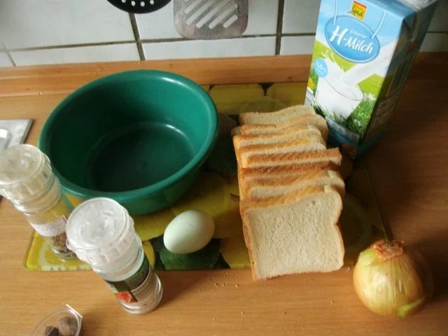 Rinderbraten in Preiselbeersauce und Zwiebelsemmelknödel und Broccoligemüse - Rezept - Bild Nr. 13