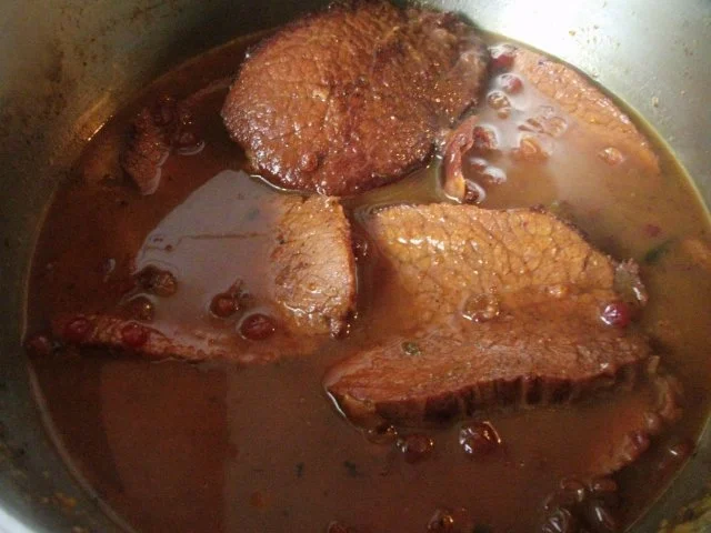 Rinderbraten in Preiselbeersauce und Zwiebelsemmelknödel und Broccoligemüse - Rezept - Bild Nr. 20