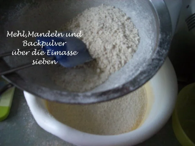 Erdbeer - Sahne - Torte mit Mandelbiskuit - Rezept - Bild Nr. 5