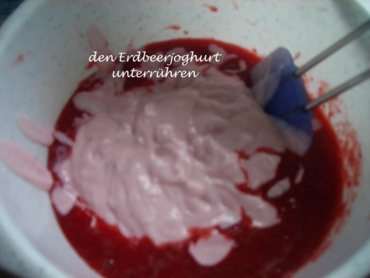 Erdbeer - Sahne - Torte mit Mandelbiskuit - Rezept - Bild Nr. 10