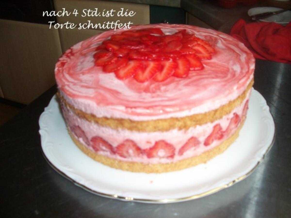 Erdbeer - Sahne - Torte mit Mandelbiskuit - Rezept - Bild Nr. 21