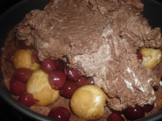 Schoko- Sahnetorte mit Kirschen und Windys - Rezept - Bild Nr. 2