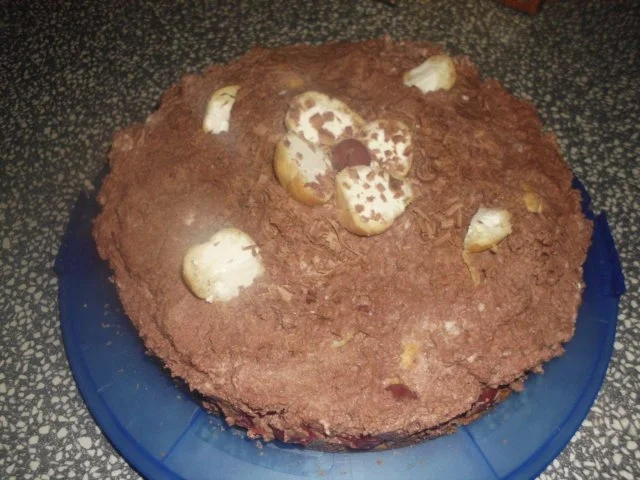 Schoko- Sahnetorte mit Kirschen und Windys - Rezept