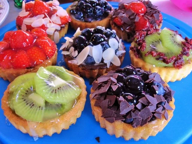 Rezept: Kesse Obst-Törtchen für ein Geburtstags-Kind ... Bild Nr. 2 Kesse Obst-Törtchen für ein Geburtstags-Kind ... - Rezept - Bild Nr. 2