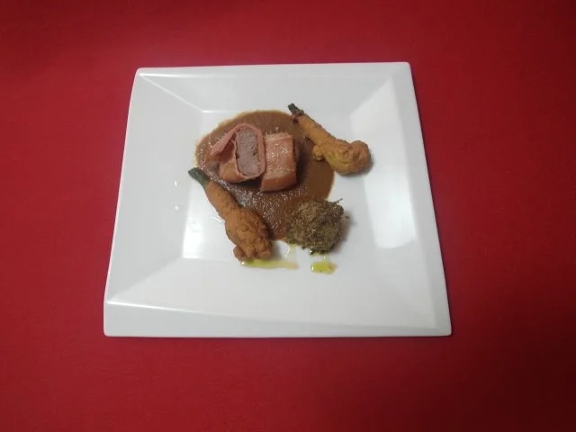 Rezept: Lammsaltimbocca mit gebackenen Zucchiniblüten, dazu Thüringer Mini-Klöße gewälzt in geröst Lammsaltimbocca mit gebackenen Zucchiniblüten, dazu Thüringer Mini-Klöße gewälzt in geröst - Rezept