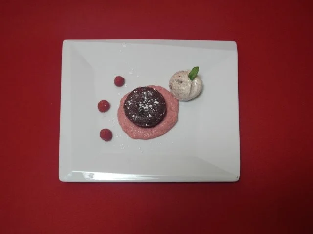 Schokotraum mit Himbeermousse und selbstgemachtem Minzeis - Rezept
