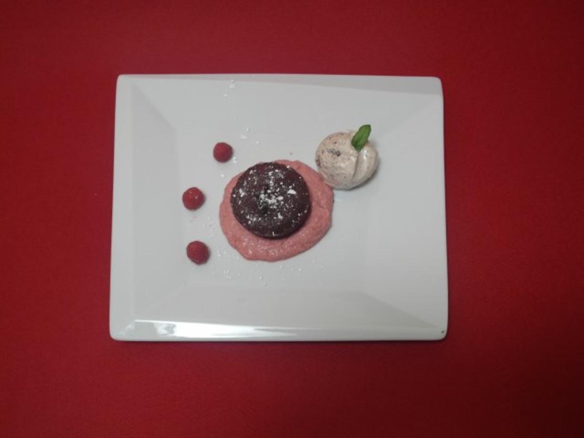 Schokotraum mit Himbeermousse und selbstgemachtem Minzeis - Rezept ...