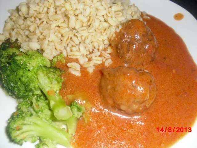 Hackbällchen mit Tomaten-Kokosmilch-Sauce, - Rezept