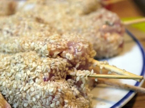 Sesam-Hähnchenspieße mit Senf-Honig-Dip und gebratenen Tomaten - Rezept - Bild Nr. 8