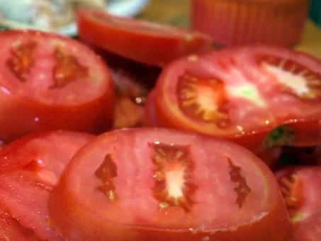 Sesam-Hähnchenspieße mit Senf-Honig-Dip und gebratenen Tomaten - Rezept - Bild Nr. 9