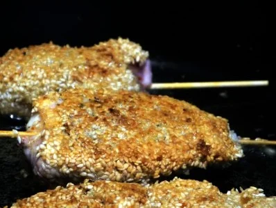 Sesam-Hähnchenspieße mit Senf-Honig-Dip und gebratenen Tomaten - Rezept - Bild Nr. 12