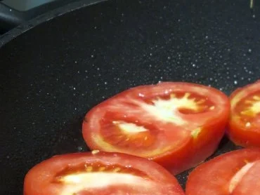 Sesam-Hähnchenspieße mit Senf-Honig-Dip und gebratenen Tomaten - Rezept - Bild Nr. 13