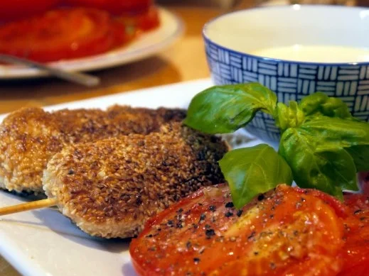 Sesam-Hähnchenspieße mit Senf-Honig-Dip und gebratenen Tomaten - Rezept