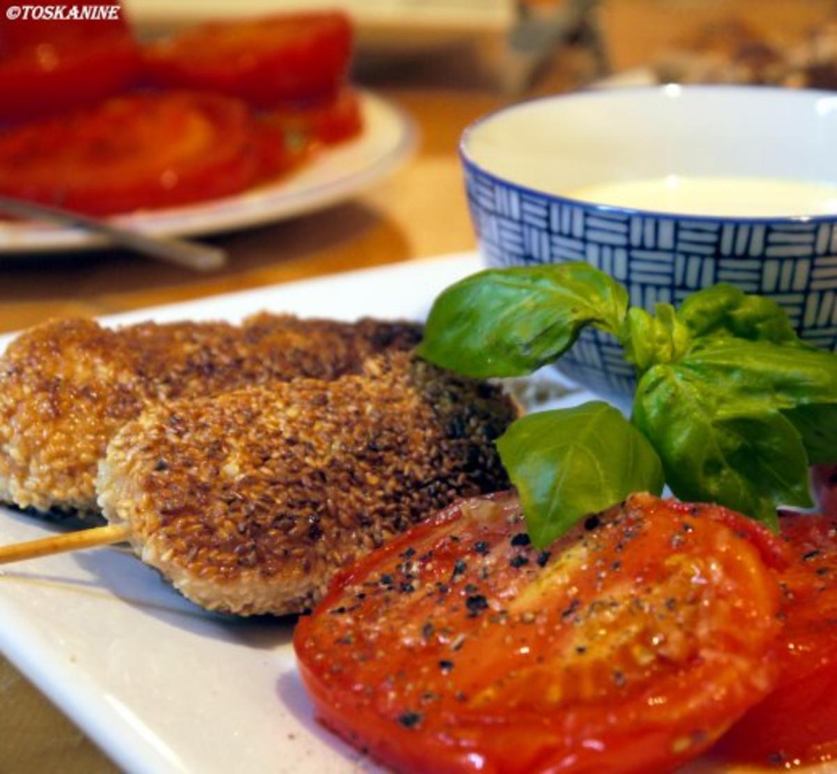 Sesam-Hähnchenspieße mit Senf-Honig-Dip und gebratenen Tomaten - Rezept ...