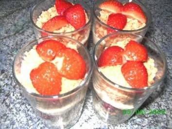 Rezept: Weiße Schokoladenmousse mit Erdbeeren Weiße Schokoladenmousse mit Erdbeeren - Rezept