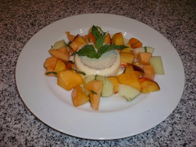 Panna Cotta mit parfümiertem Obstsalat - Rezept