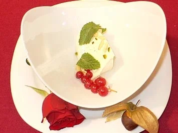 Rezept: Sahnepudding mit Rosenwasser Sahnepudding mit Rosenwasser - Rezept