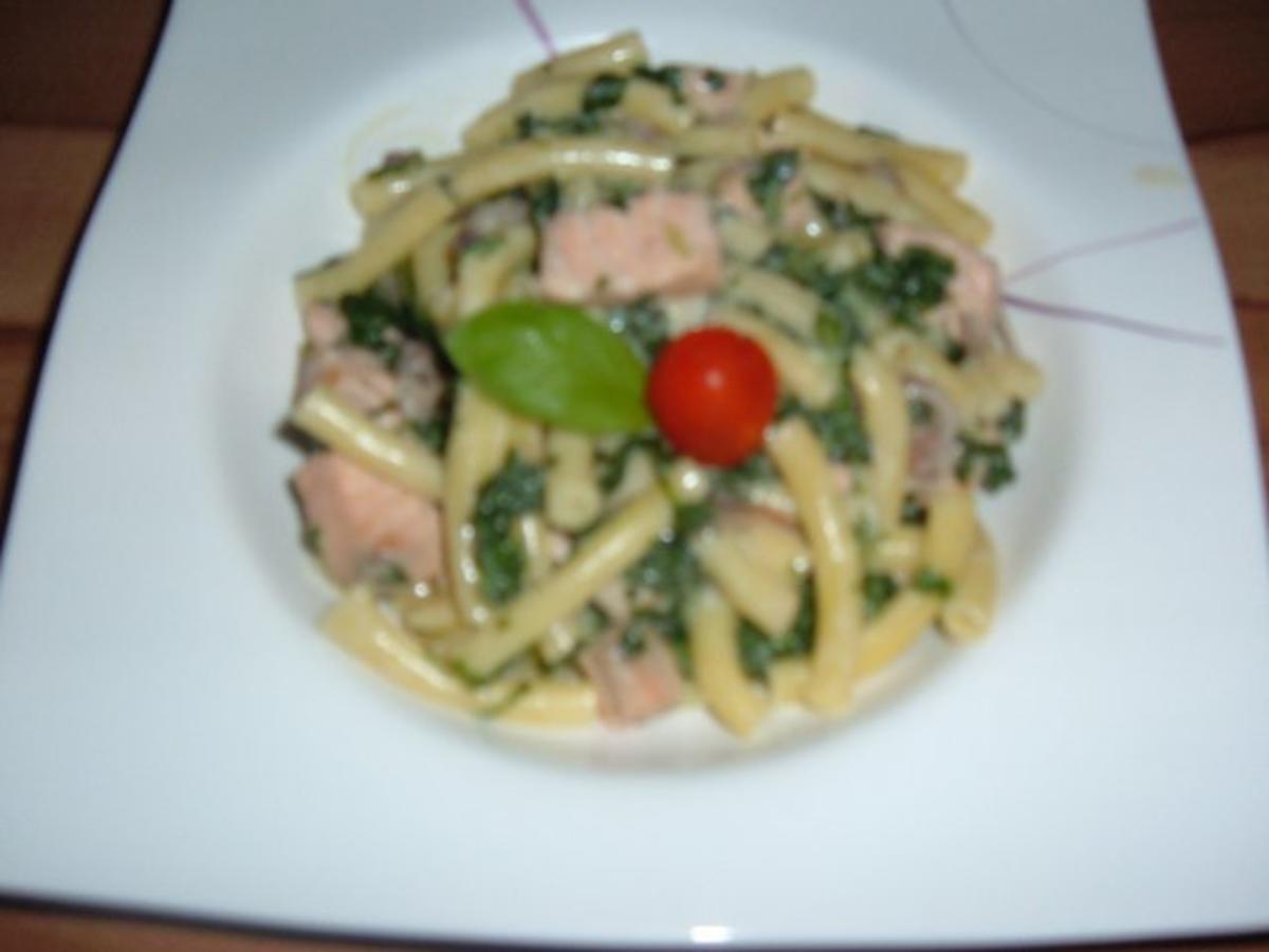 Fisch : Lachs  mit Spinat und Pasta - Rezept - Bild Nr. 2