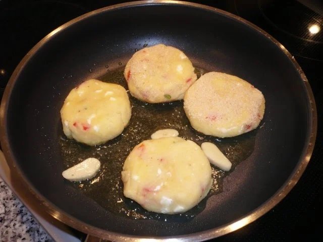 Kartoffelpflanzerln mit Schafskäse und Paprika - Rezept - Bild Nr. 6