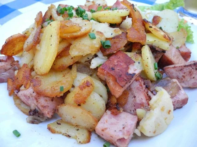 Bratkartoffeln mit Leberkäse und Zwiebelringen - Rezept