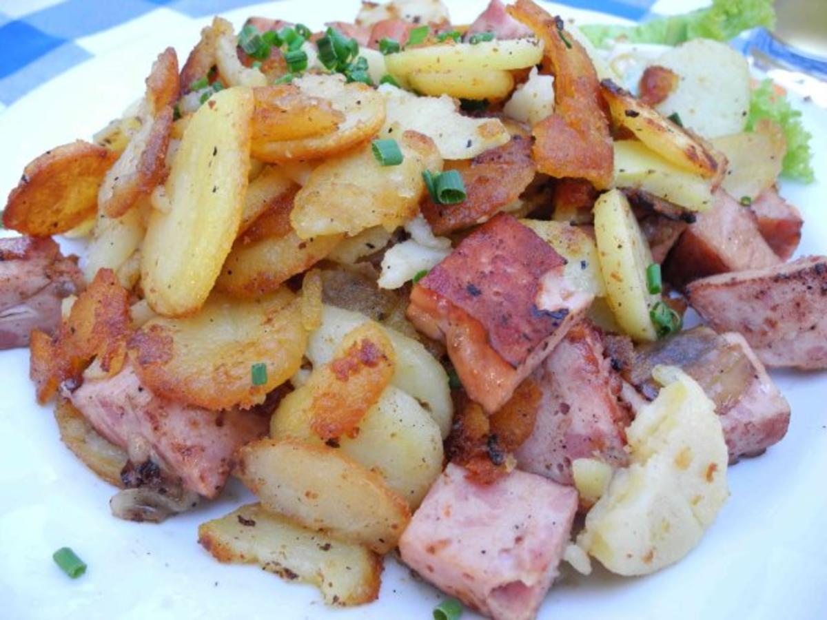 Bratkartoffeln mit Leberkäse und Zwiebelringen - Rezept - kochbar.de