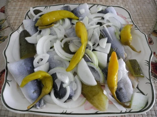 Fisch : Bismarckhering, Tomatensalat, Pellkartoffeln und Quarkdip mit Leinöl - Rezept