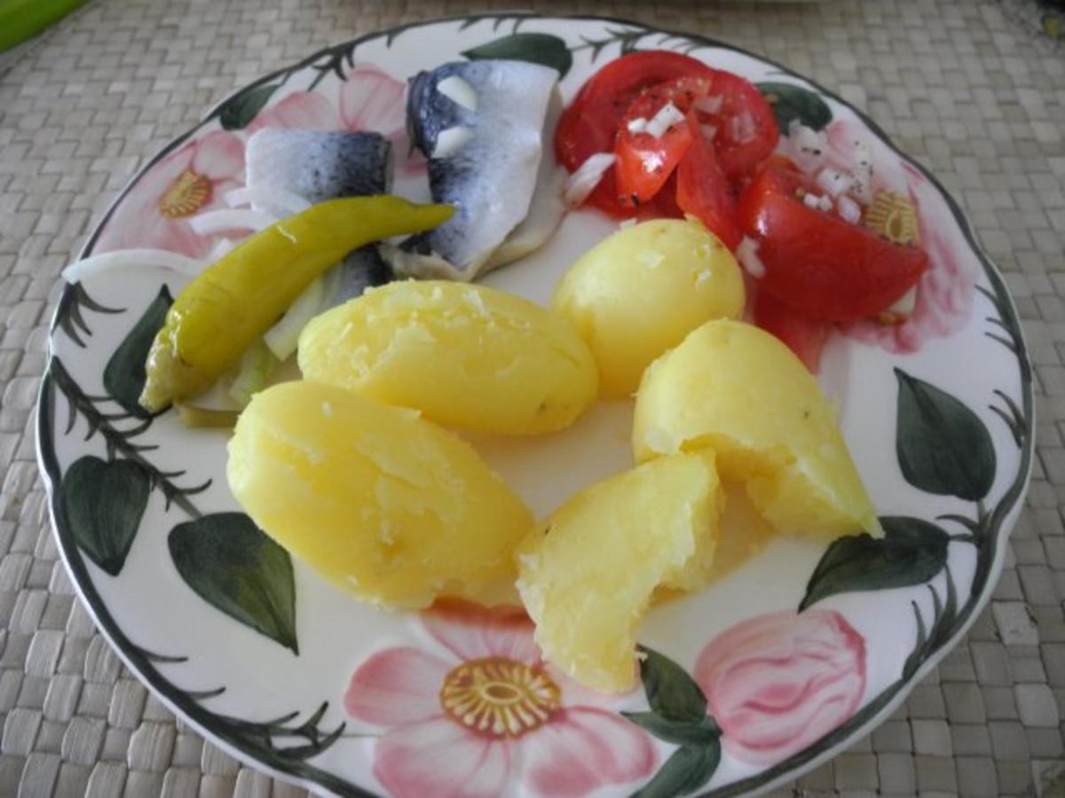 Fisch : Bismarckhering, Tomatensalat, Pellkartoffeln und Quarkdip mit Leinöl - Rezept - Bild Nr. 8