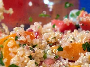 Rezept: Fruchtiger Quinoa-Salat mit Ziegenfeta in Pancetta Bild Nr. 7 Fruchtiger Quinoa-Salat mit Ziegenfeta in Pancetta - Rezept - Bild Nr. 7