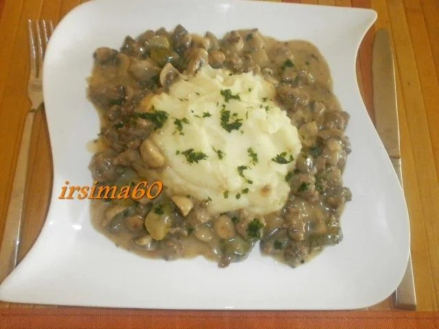 Hackragout à la Stroganoff - Rezept