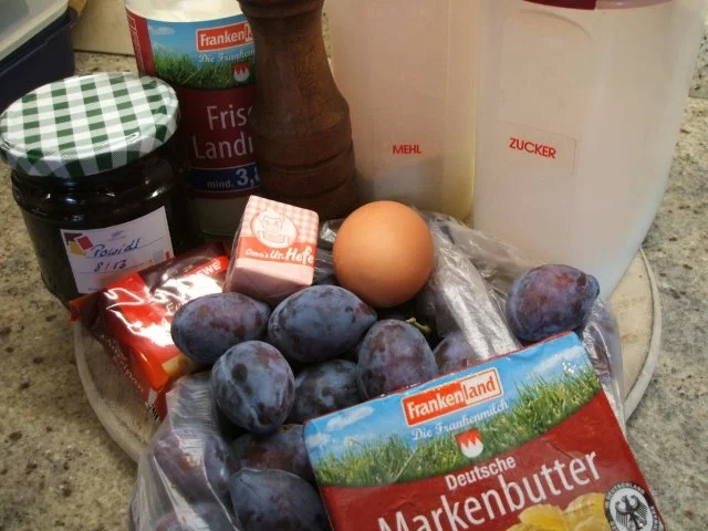 Backen: Zwetschgen-Gugelhupf mit Marzipan - Rezept - Bild Nr. 2