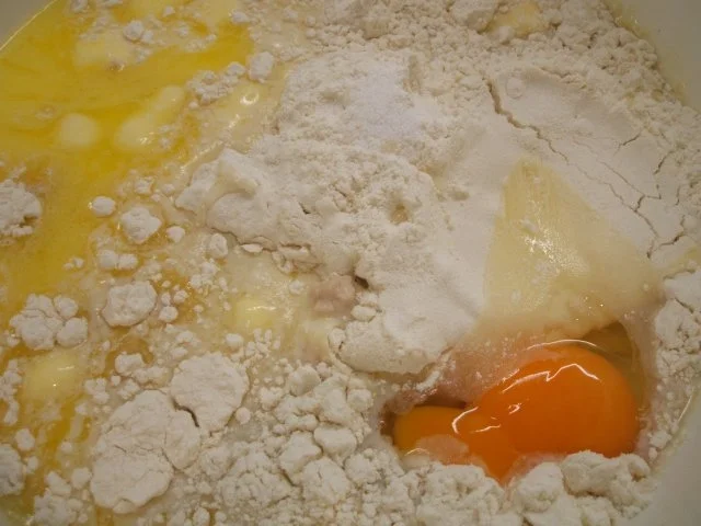 Backen: Zwetschgen-Gugelhupf mit Marzipan - Rezept - Bild Nr. 3