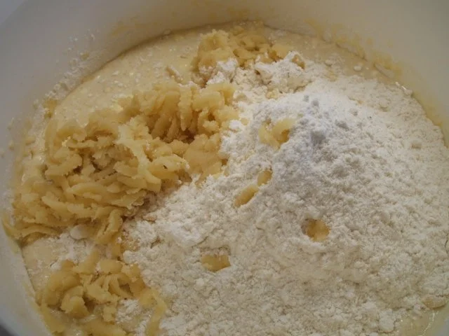 Backen: Zwetschgen-Gugelhupf mit Marzipan - Rezept - Bild Nr. 4