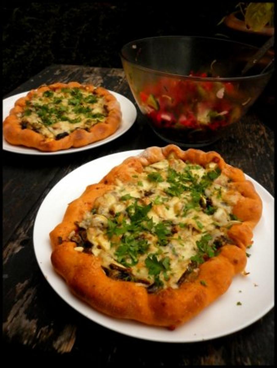 Zucchini-Pilz-Pizza mit Käserand - Rezept