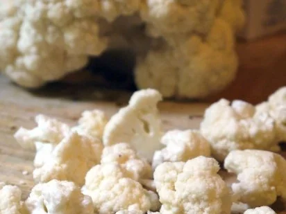 Minzbouletten mit Knoblauchdip, dazu gebratener Blumenkohl und Brotchips - Rezept - Bild Nr. 4