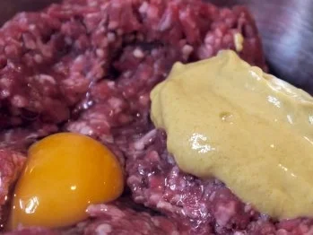 Minzbouletten mit Knoblauchdip, dazu gebratener Blumenkohl und Brotchips - Rezept - Bild Nr. 6