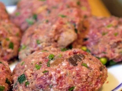 Minzbouletten mit Knoblauchdip, dazu gebratener Blumenkohl und Brotchips - Rezept - Bild Nr. 11