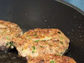 Minzbouletten mit Knoblauchdip, dazu gebratener Blumenkohl und Brotchips - Rezept - Bild Nr. 13