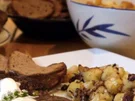 Minzbouletten mit Knoblauchdip, dazu gebratener Blumenkohl und Brotchips - Rezept