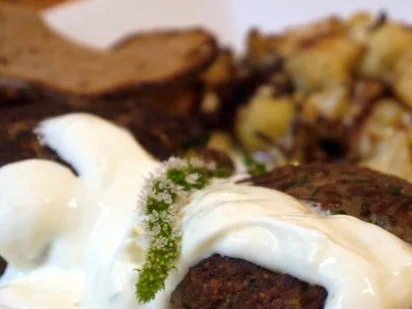 Minzbouletten mit Knoblauchdip, dazu gebratener Blumenkohl und Brotchips - Rezept - Bild Nr. 15