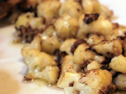 Minzbouletten mit Knoblauchdip, dazu gebratener Blumenkohl und Brotchips - Rezept - Bild Nr. 16