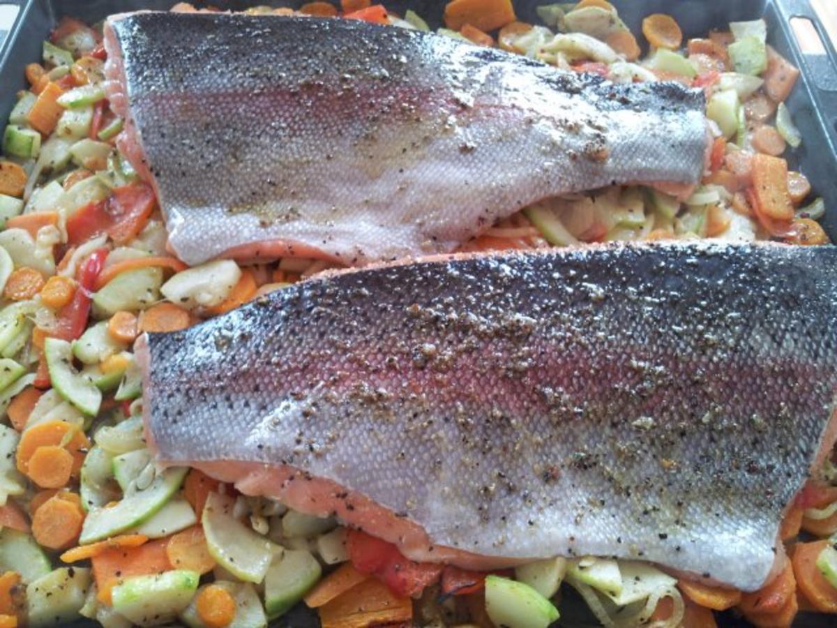 Lachs auf Gemüsebett - Rezept mit Bild - kochbar.de