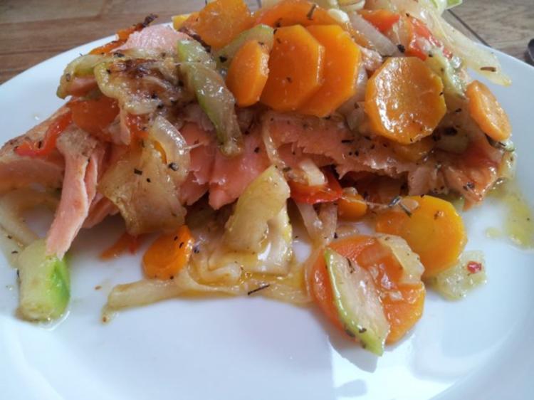 Lachs auf Gemüsebett - Rezept mit Bild - kochbar.de